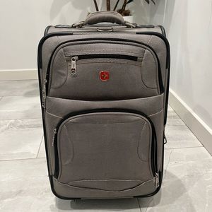 SWISSGEAR Large Carry-On Suitcase